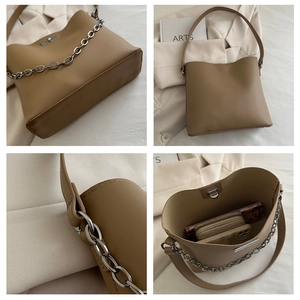Détails du sac seau kaki avec chaîne argentée, boucle rotative et grande capacité interne