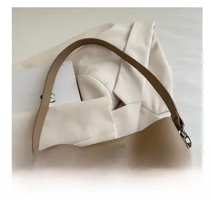 Détail du sac seau en cuir kaki avec bord ondulé et fermoir pivotant en métal argenté