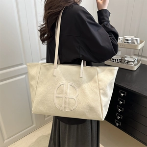 Large capacity off-white tote bag with vintage texture and stitched B logo detail