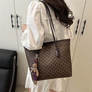 Bolso tote marrón vintage con estampado de letras M y un colgante de conejo suave