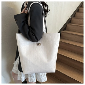 Détail du sac cabas blanc à motif crocodile avec boucle en métal doré élégante