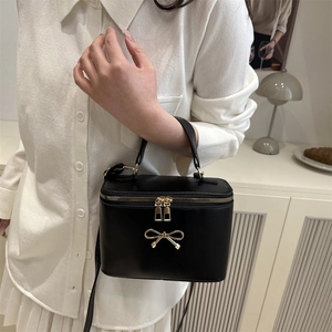 Sac boîte noir vintage avec boucle nœud doré et poignée pour porter à l'épaule ou en bandoulière
