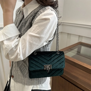 Grüne Samt-Umhängetasche mit V-Steppung und Metallkette für Damen im Retro-Stil
