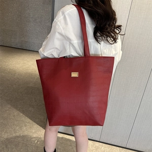 Grand sac fourre-tout bordeaux avec motif crocodile, boucle dorée et longue bandoulière