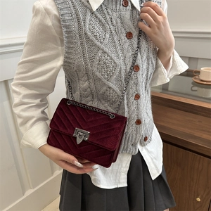 Elegante burgunderrote Samtschultertasche mit V-Steppung und silbernem Kettengurt