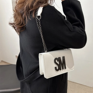Sac à bandoulière blanc minimaliste avec logo SM noir et bandoulière chaîne