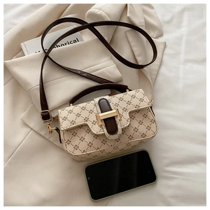 Détail d'un sac bandoulière crème avec motifs café et téléphone pour comparer la taille