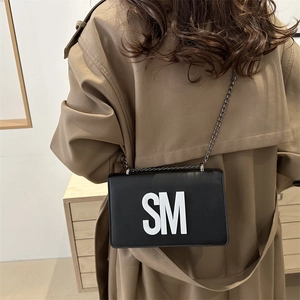 Sac à bandoulière moderne en cuir noir avec logo SM blanc et chaîne pour femmes