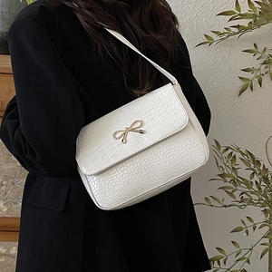 Borsa a tracolla bianca con motivo a coccodrillo e fibbia a fiocco dorato elegante