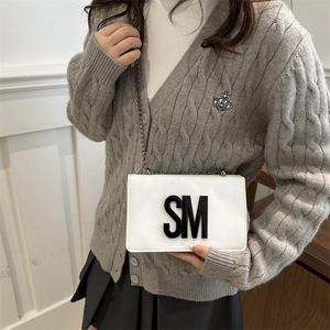 Sac à bandoulière blanc minimaliste avec logo SM et chaîne sur un gilet gris chiné