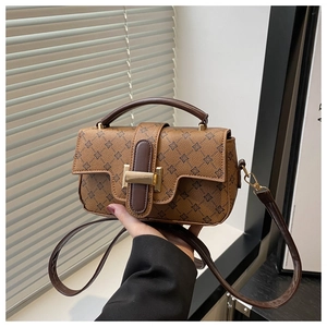 Détails du sac bandoulière vintage en cuir avec motif trèfle et boucle dorée