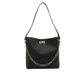 Sac hobo chic en cuir noir mat avec chaîne argentée audacieuse et fermoir pivotant