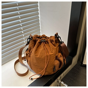 Details der Kordelzug-Beuteltasche mit seitlicher Netztasche und verstellbarem Gurt
