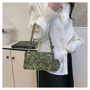 Détail du sac sous l'aisselle à imprimé serpent avec bandoulière à nœud