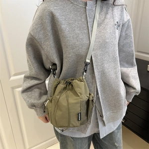 Olivegrüne Kordelzug-Beuteltasche mit Fashion-Label und verstellbarem Schultergurt