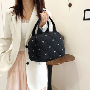 Sac à main matelassé noir avec broderie nœud blanc et poignée supérieure élégante
