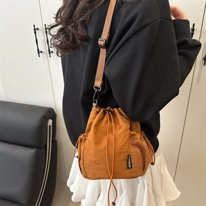 Braune Nylon-Beuteltasche mit Kordelzug, Netzseitentasche und verstellbarem Schultergurt