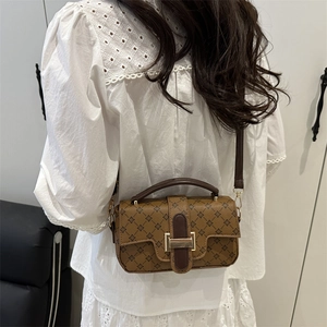 Sac bandoulière vintage marron à motif floral et boucle métal sur tenue en dentelle