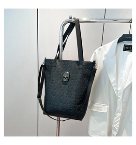 Détail du motif tête de mort en relief sur un sac cabas noir avec boucle en cristal