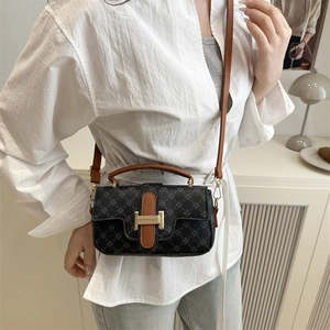 Sac bandoulière rétro noir avec motif à carreaux gris et garniture en cuir marron