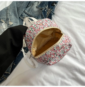 Innenansicht eines süßen Rucksacks mit Blumenmuster, beigem Futter und Reißverschluss