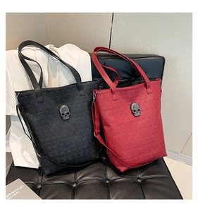 Détail du sac cabas gaufré tête de mort avec boucle en métal tête de mort sertie de cristaux