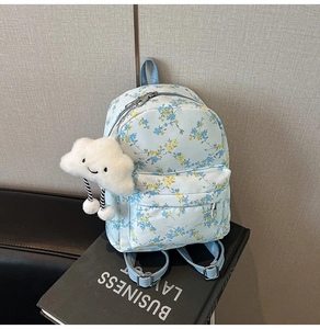 Detailansicht hellblauer Rucksack mit Blumenmuster und süßem Wolken-Anhänger-Detail