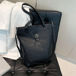 Fourre-tout Gothique Gaufré avec Crâne en Cuir PU Grande Capacité Sac à Main avec Décor de Crâne en Métal Style Punk Femme