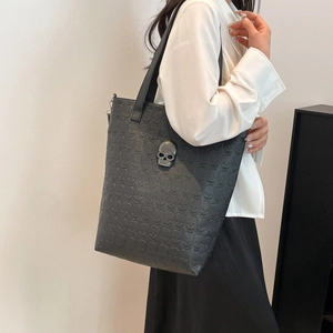Grand sac cabas noir avec gaufrage crâne gothique et boucle ornée de strass brillants