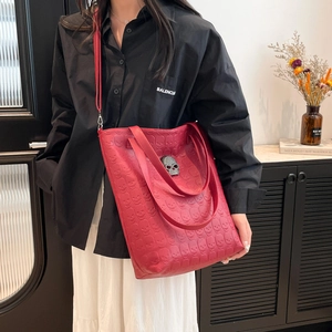 Sac cabas en cuir rouge avec gaufrage tête de mort et détail métallique argenté