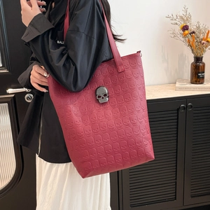 Sac cabas rétro rouge foncé avec texture tête de mort en relief et décor métal