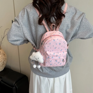 Blumen-Nylon-Rucksack für Damen mit weißem Plüsch-Anhänger in lässigem Outdoor-Stil