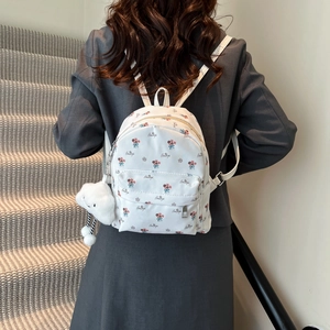 Weißer Mini-Rucksack aus Nylon mit Blumenmuster und süßem Wolkenanhänger Damen