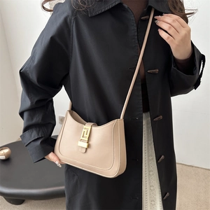 Sac bandoulière minimaliste en cuir beige mat avec boucle géométrique dorée