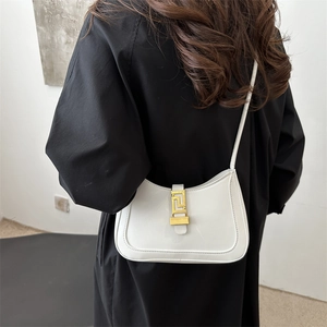 Sac bandoulière blanc en cuir verni avec une boucle dorée géométrique élégante