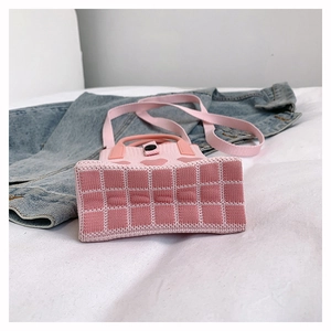 Vue détaillée du mini sac en tricot rose avec motif à carreaux et décor de cœur