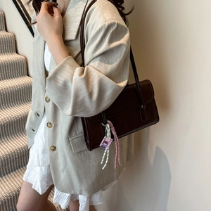Sac sous le bras rectangulaire marron foncé rétro avec un charmant pendentif de dessin animé