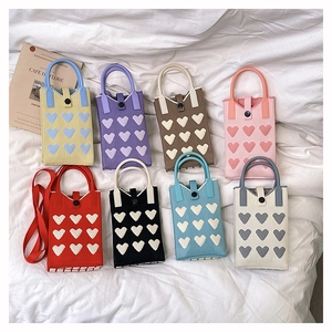 Détails de mini sacs à bandoulière en tricot avec motifs cœurs 3D et fermoirs boutons