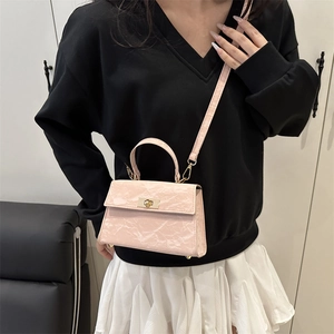 Sac à main rose plissé en cuir avec fermoir doré et poignée pour femme porté en bandoulière