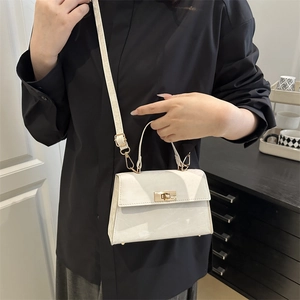 Sac à main vintage blanc avec motif marbre et fermoir doré, porté en situation réelle