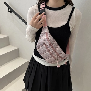 Gestreifte Segeltuch Gürteltasche in Rosa und Grau mit verstellbarem Gurt für Damen