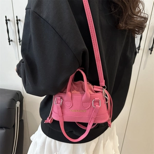 Mini-Umhängetasche in Pink mit Kordelzug, Leder mit Lychee-Muster und Goldaufdruck