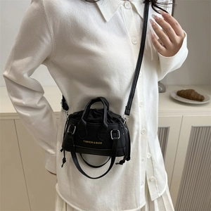 Mini schwarze Handtasche aus Kieselleder mit Kordelzug und verstellbarem Schultergurt