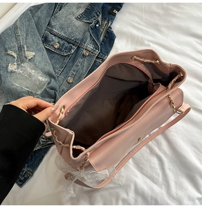 Détail du sac cabas rose montrant l'intérieur spacieux avec poche zippée et dentelle