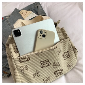 Détail du sac cabas en velours côtelé beige montrant sa grande capacité de rangement