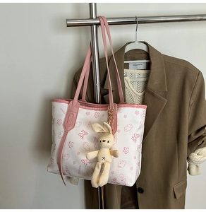 Sac fourre-tout floral sur portique avec breloque lapin en peluche et anses en cuir rose