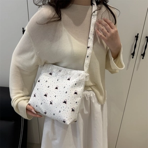 Sac fourre-tout blanc en toile avec motif d'ours et bordure en dentelle sur l'épaule