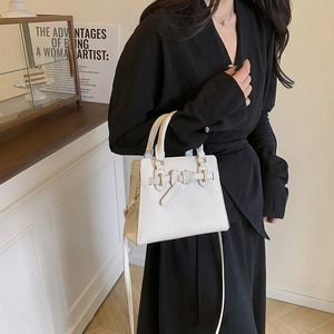 Sac à main trapèze blanc chic avec nœud en cuir et détails dorés pour femmes