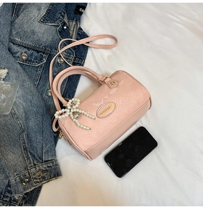 Sac bandoulière rose en cuir PU avec motif serpent et breloque nœud en perles