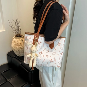 Grand sac cabas blanc minimaliste avec garniture en cuir marron et pendentif lapin